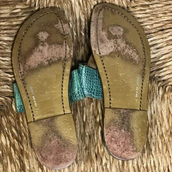 DKNY Crocodile Print Flat Thong Sandals 7 - Picture 4 of 5